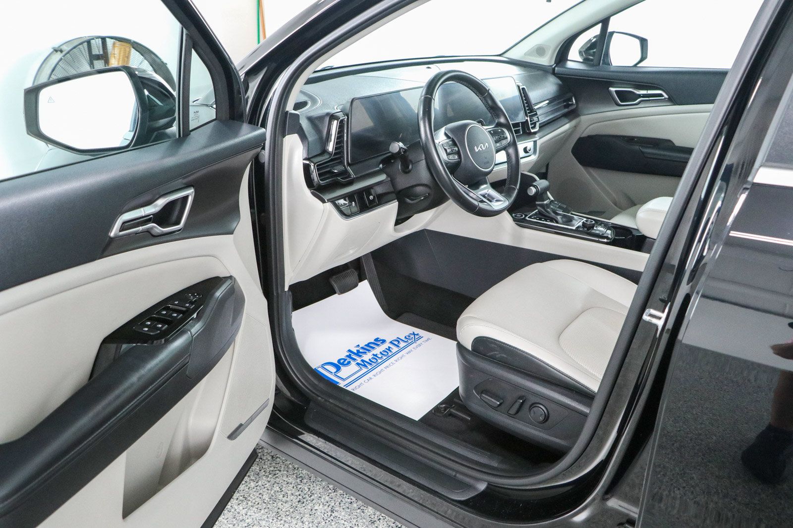 Used 2023 Kia Sportage EX FWD image 3