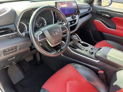 Used 2023 Toyota Highlander L image 10