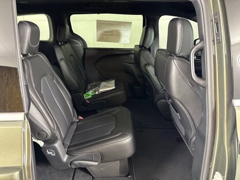New 2027 Chrysler Pacifica Select FWD image 18