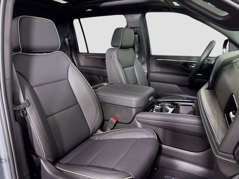 New 2025 Chevrolet Suburban Premier image 30