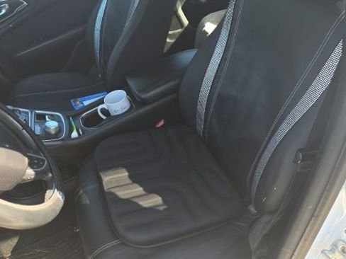 Used 2015 Chrysler 200 Limited w/ Convenience Group image 2