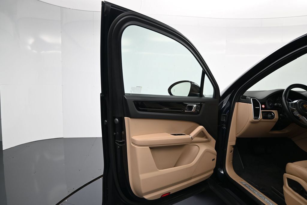 Certified 2022 Porsche Cayenne Platinum Edition AWD/4WD image 16