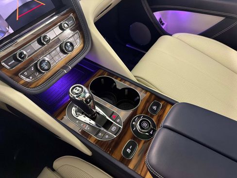 Used 2024 Bentley Bentayga AWD/4WD image 46