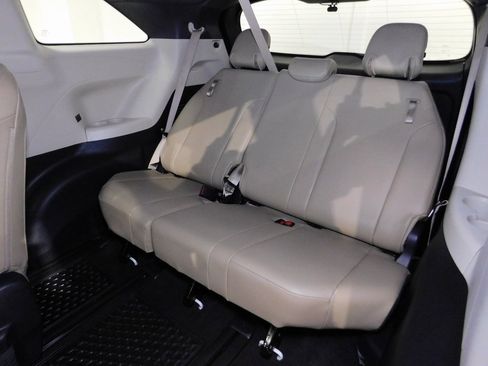 Used 2021 Toyota Sienna XLE image 71