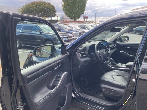 Used 2021 Toyota Highlander XLE image 14