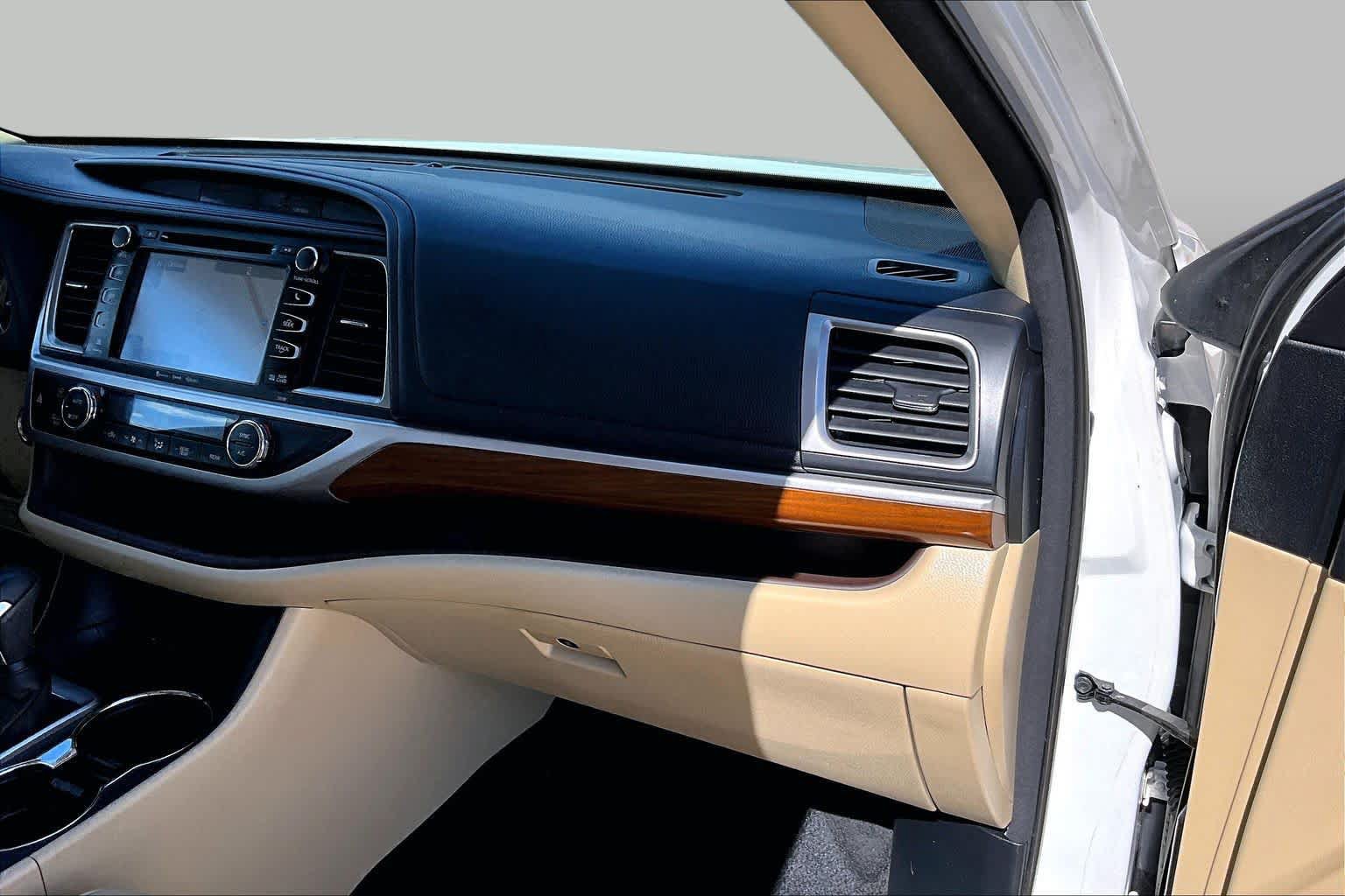 Used 2017 Toyota Highlander Limited Platinum FWD image 17