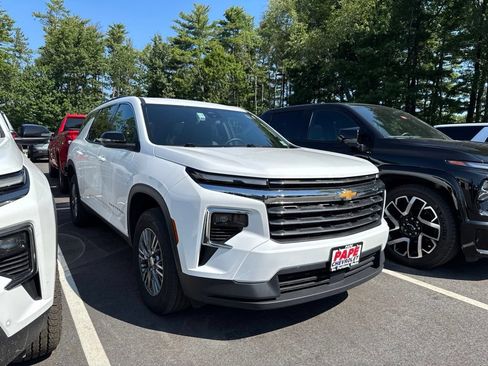 Used 2025 Chevrolet Traverse LT AWD/4WD image 1