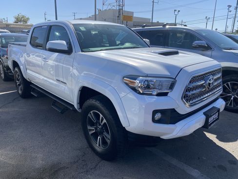 Used 2017 Toyota Tacoma TRD Sport w/ Tow Package RWD image 7