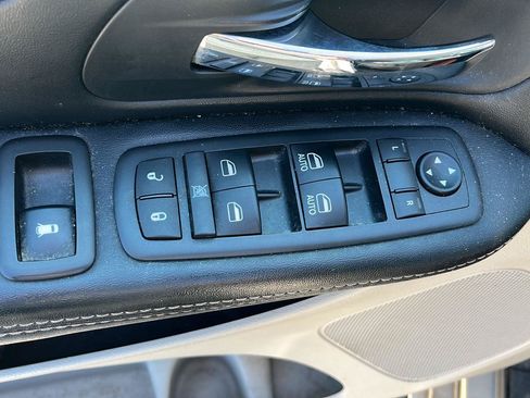 Used 2016 Chrysler Town & Country Touring FWD image 6