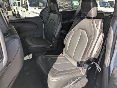 New 2025 Chrysler Pacifica Select image 27