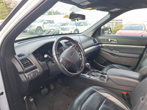 Used 2018 Ford Explorer XLT image 13