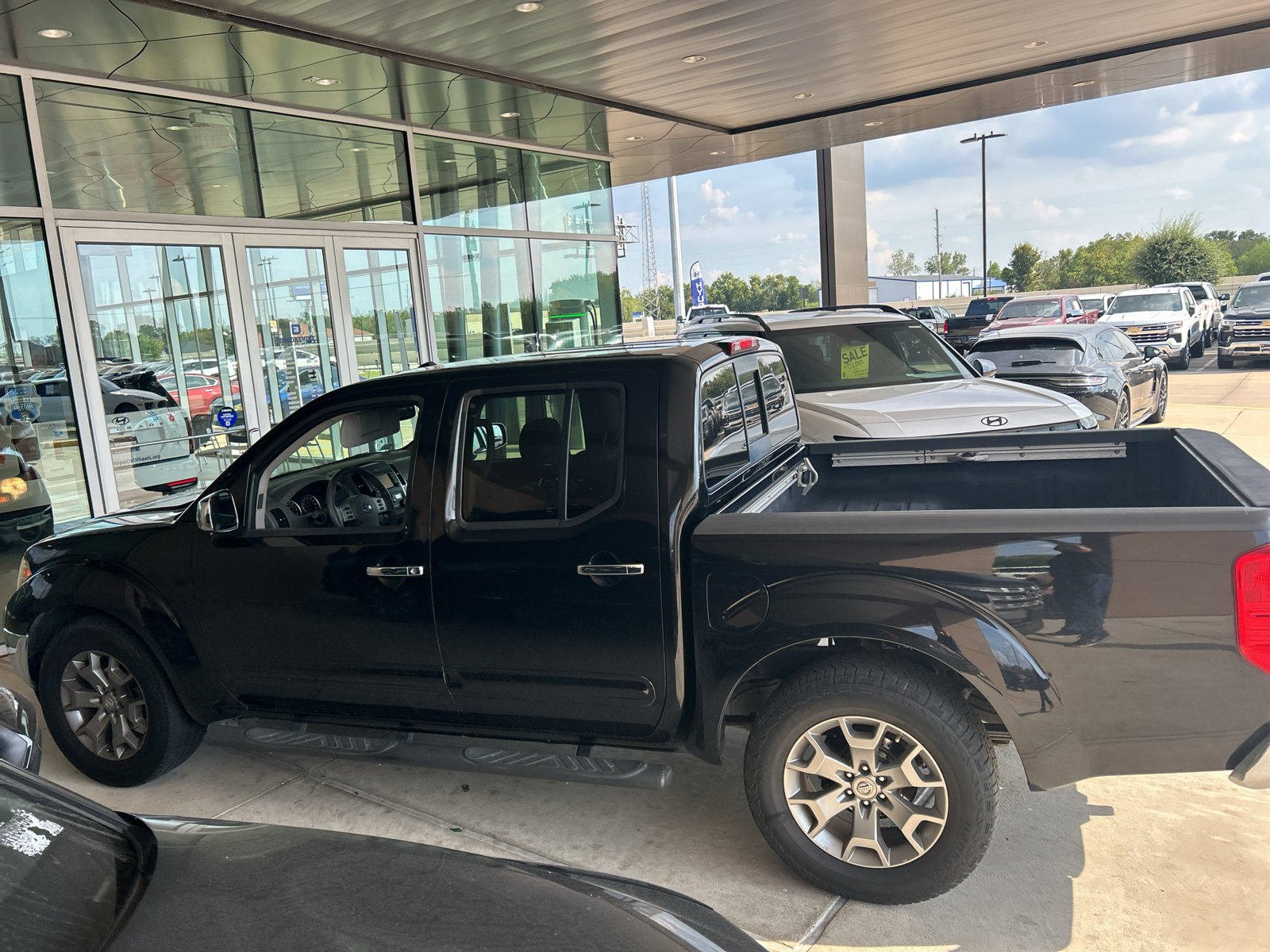Used 2019 Nissan Frontier SL RWD image 13