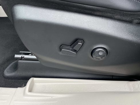 Used 2023 Chrysler Pacifica Touring-L image 16