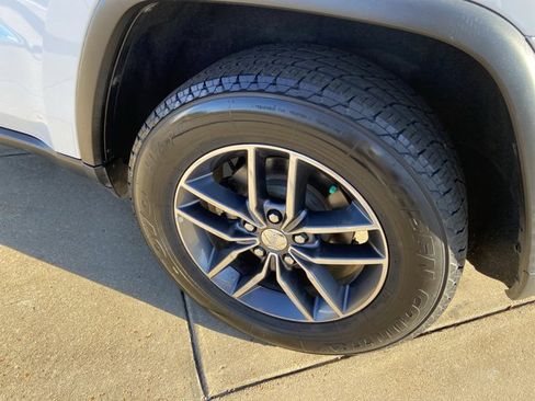 Used 2018 Jeep Grand Cherokee Limited image 29