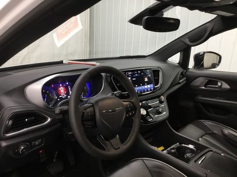 Used 2025 Chrysler Pacifica Limited image 11