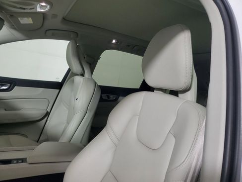 Used 2018 Volvo XC60 T5 Momentum w/ Vision Package image 25