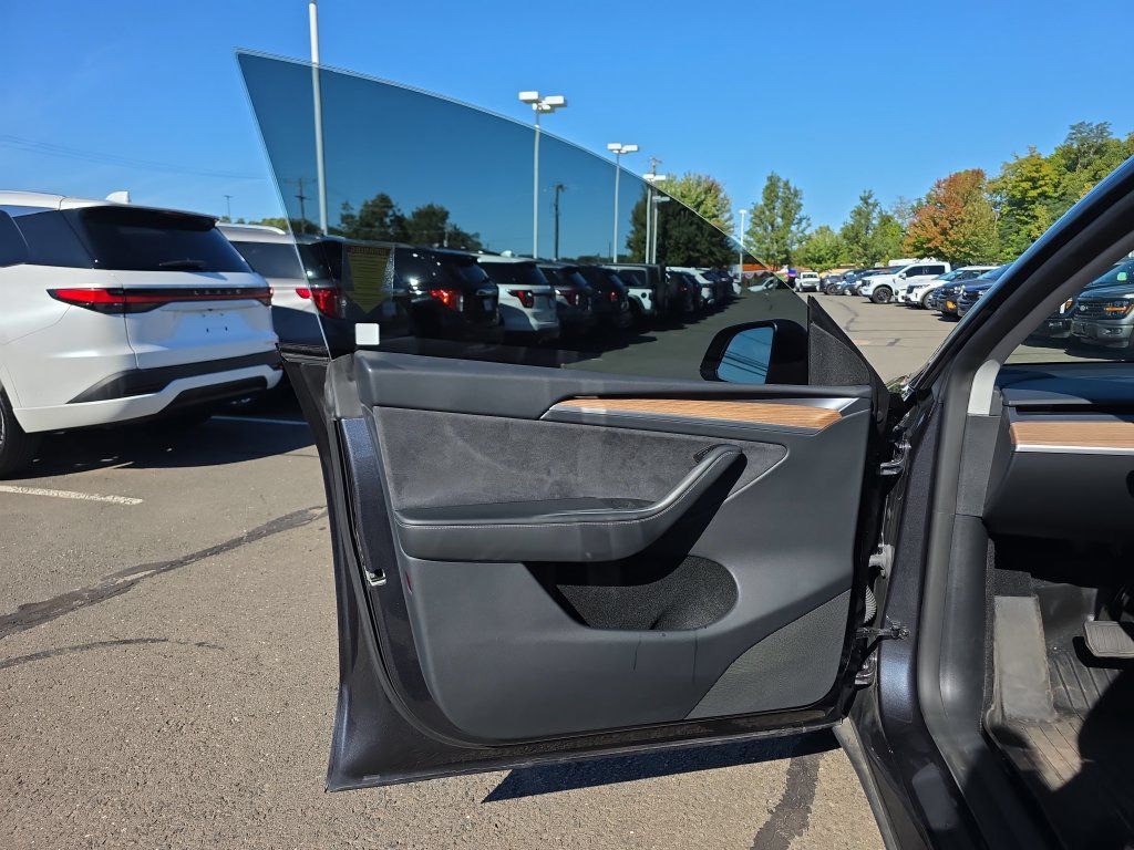 Used 2024 Tesla Model Y Long Range AWD/4WD image 18