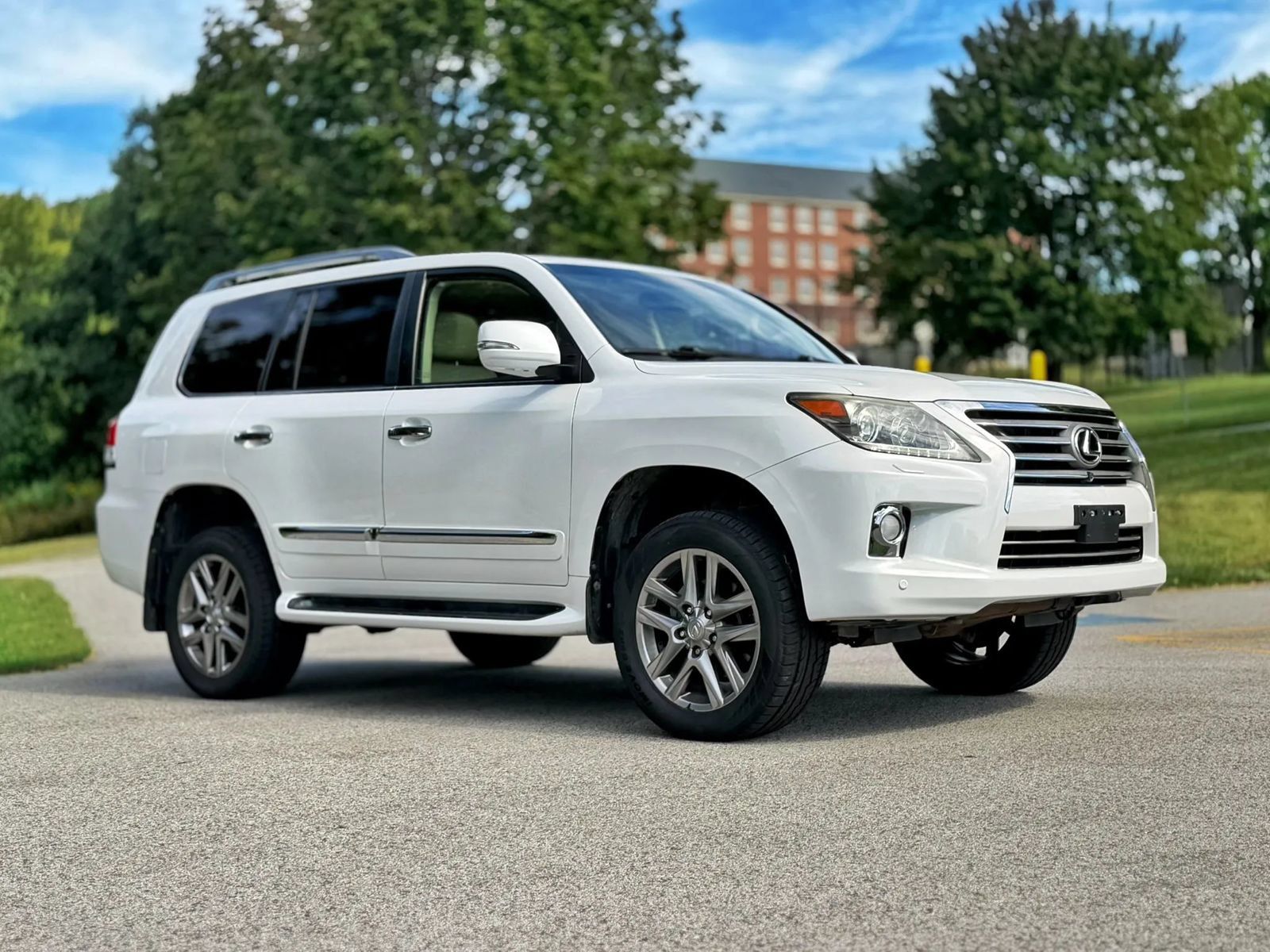 Used 2013 Lexus LX 570 4WD w/ Luxury Pkg image 14