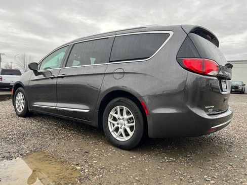 Used 2020 Chrysler Pacifica Touring-L image 3