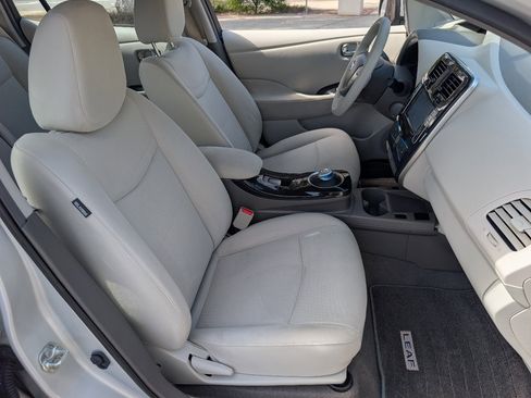 Used 2011 Nissan Leaf SL FWD image 7