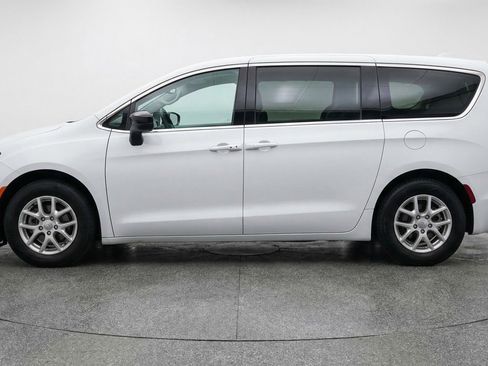 Used 2024 Chrysler Voyager LX image 5