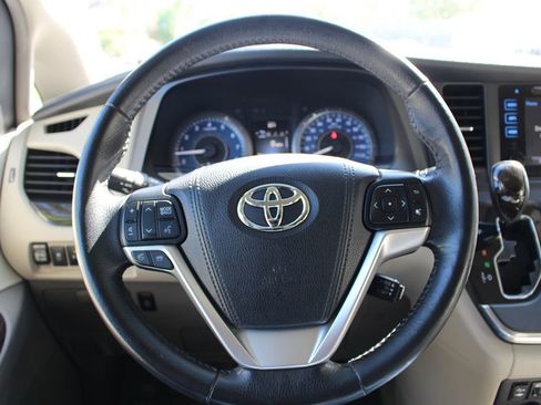 Used 2017 Toyota Sienna XLE Premium image 19