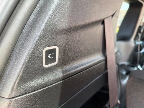 Used 2023 Chrysler Pacifica Touring FWD image 19
