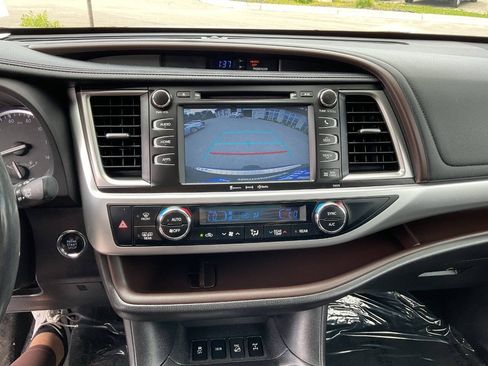 Used 2017 Toyota Highlander XLE AWD/4WD image 25