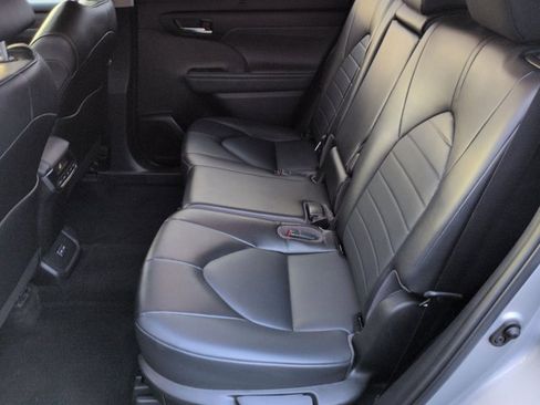 Certified 2022 Toyota Highlander XLE image 17