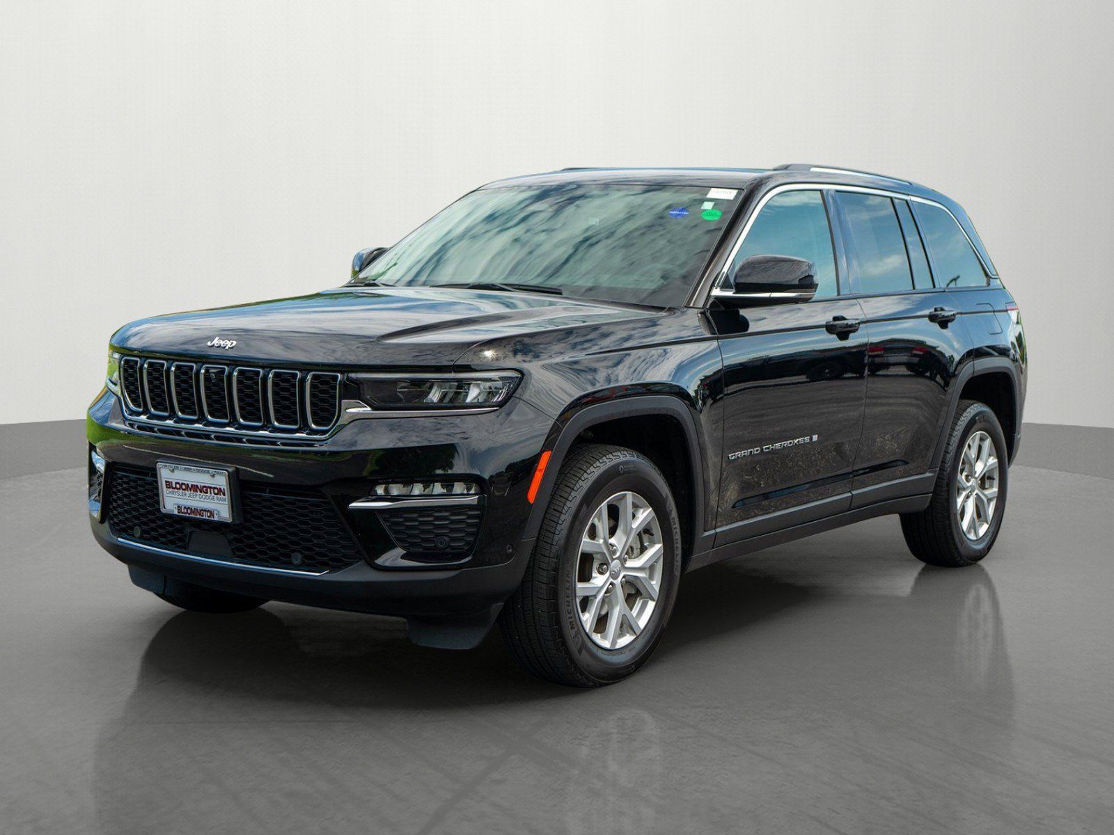 Used 2023 Jeep Grand Cherokee Limited w/ Luxury Tech Group II AWD/4WD image 3