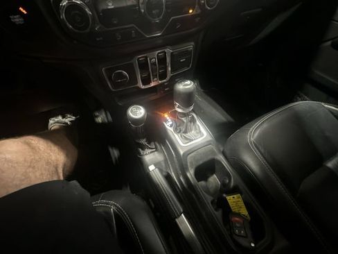 Used 2018 Jeep Wrangler Unlimited Sahara AWD/4WD image 27