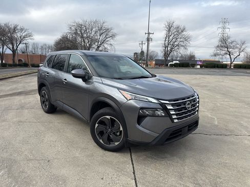 Used 2024 Nissan Rogue SV image 5