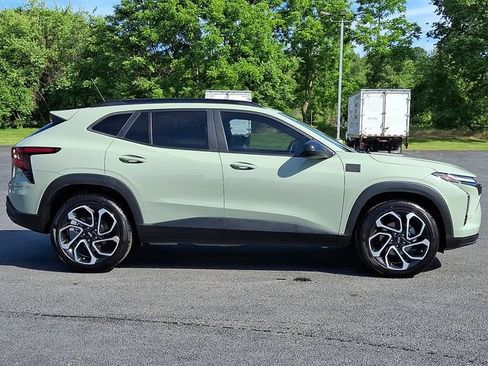 Used 2024 Chevrolet Trax RS w/ Sunroof Package FWD image 10