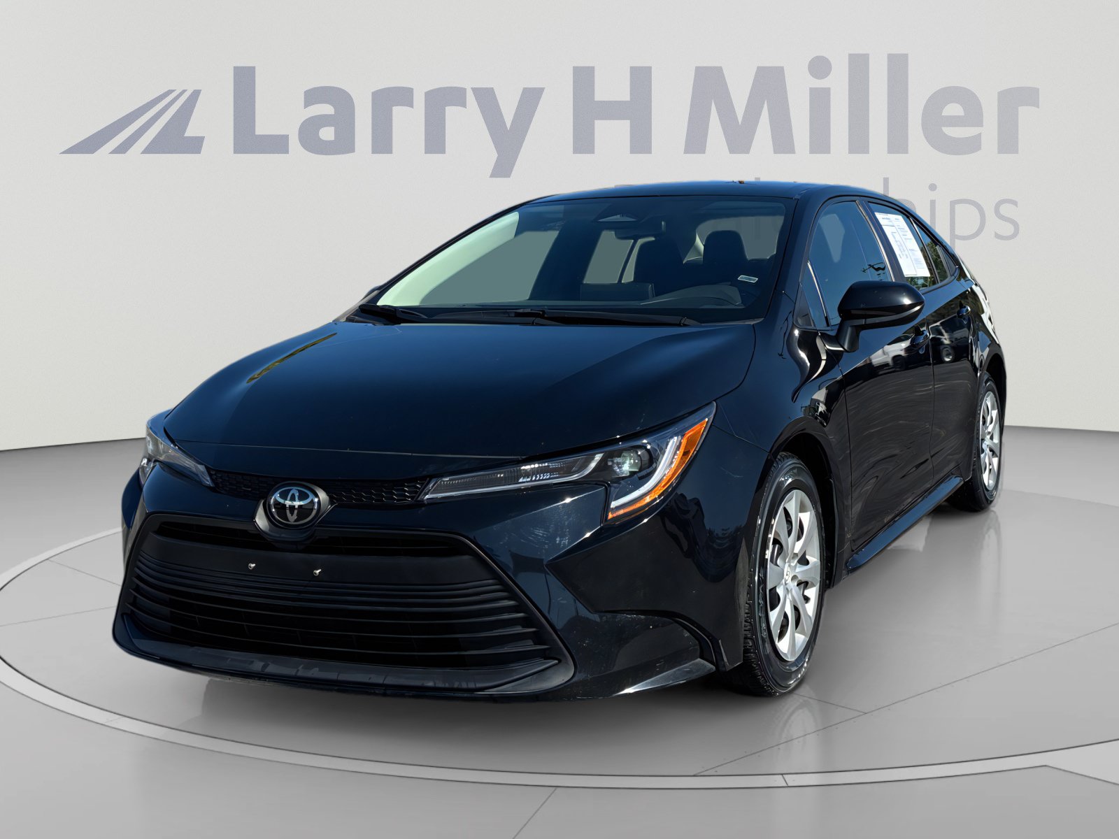 Used 2025 Toyota Corolla LE FWD image 1