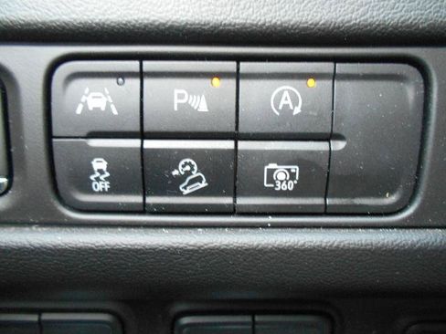 Used 2024 GMC Yukon XL AT4 w/ Technology Package AWD/4WD image 17