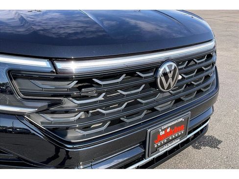 Used 2025 Volkswagen Atlas Cross Sport SEL R-Line AWD/4WD image 32