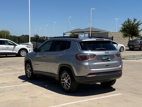 Used 2018 Jeep Compass Latitude w/ Popular Equipment Group FWD image 2