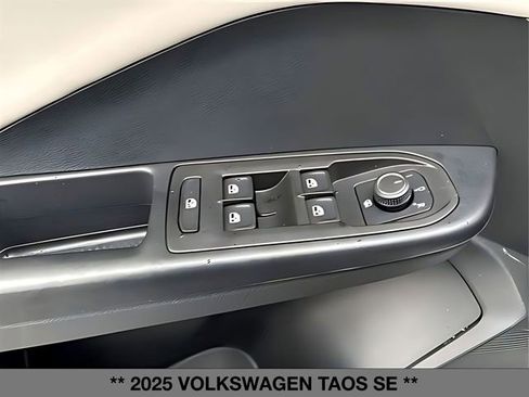 Used 2025 Volkswagen Taos SE w/ Panoramic Sunroof Package image 15