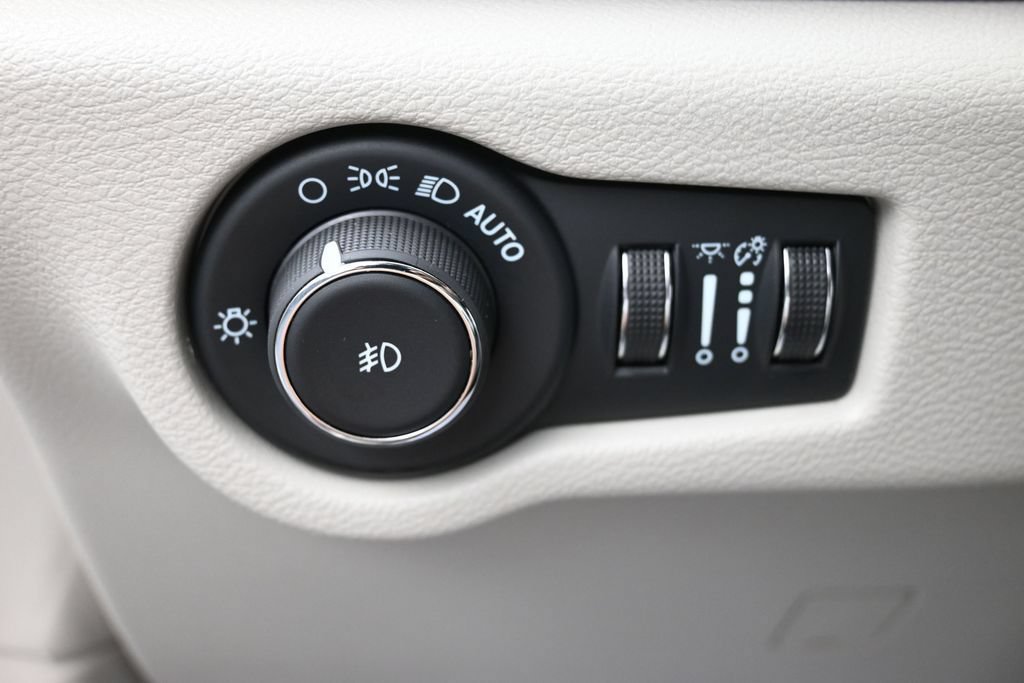 Used 2024 Chrysler Pacifica Limited FWD image 15
