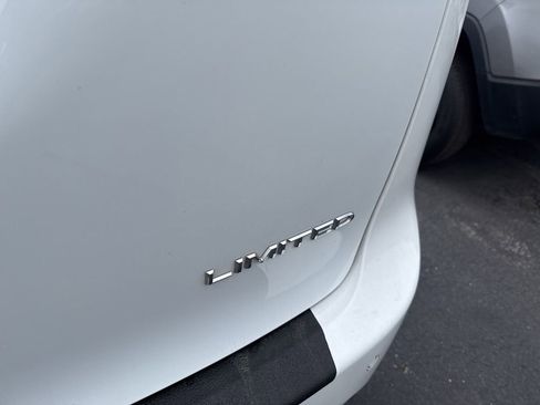 Used 2022 Chrysler Pacifica Limited image 37