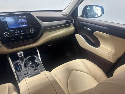 Used 2021 Toyota Highlander XLE AWD/4WD image 20