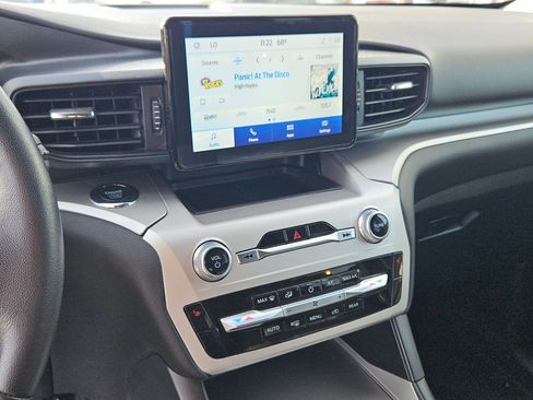 Used 2022 Ford Explorer XLT image 17