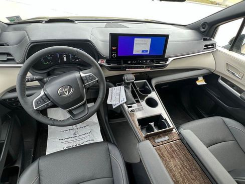 New 2026 Toyota Sienna Platinum image 11