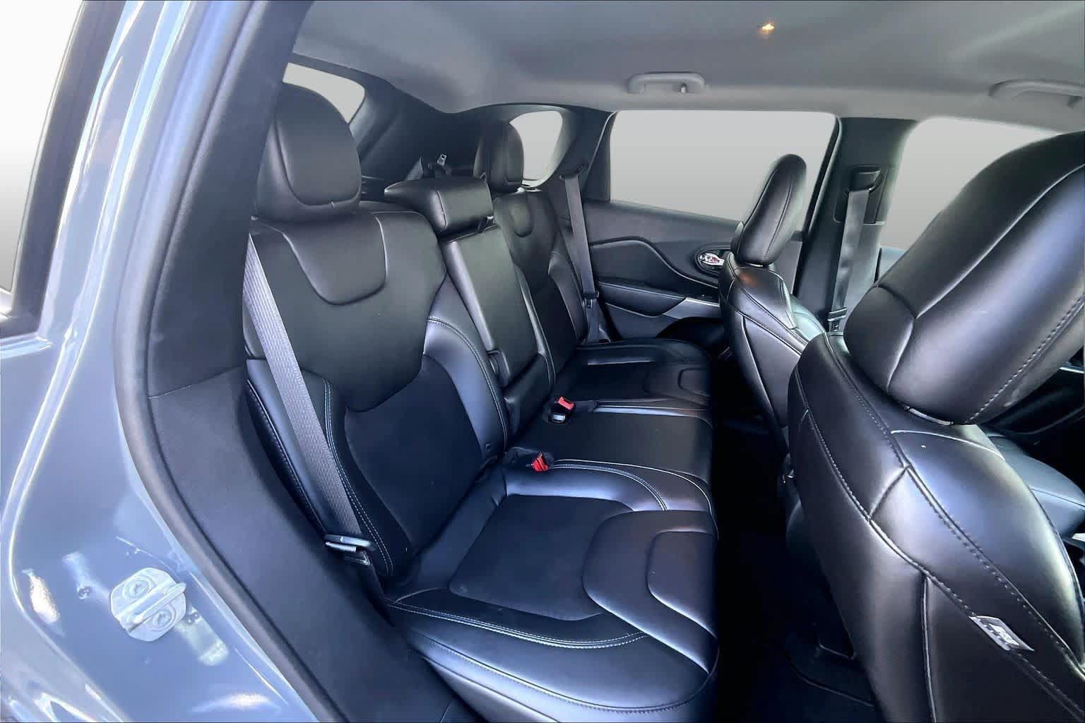 Used 2019 Jeep Cherokee Latitude Plus AWD/4WD image 19
