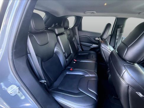 Used 2019 Jeep Cherokee Latitude Plus AWD/4WD image 19