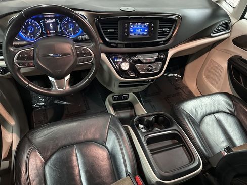 Used 2017 Chrysler Pacifica Touring-L FWD image 12
