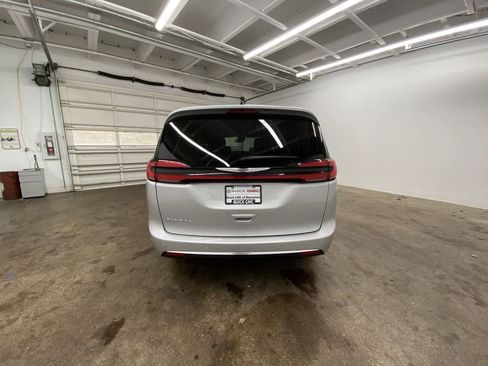 Used 2024 Chrysler Pacifica Touring-L image 5