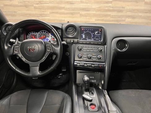 Used 2016 Nissan GT-R Premium image 2