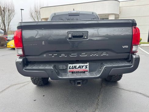 Used 2018 Toyota Tacoma TRD Off-Road w/ Technology Package image 4