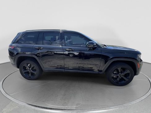 Used 2023 Jeep Grand Cherokee Limited w/ Black Appearance Package AWD/4WD image 7